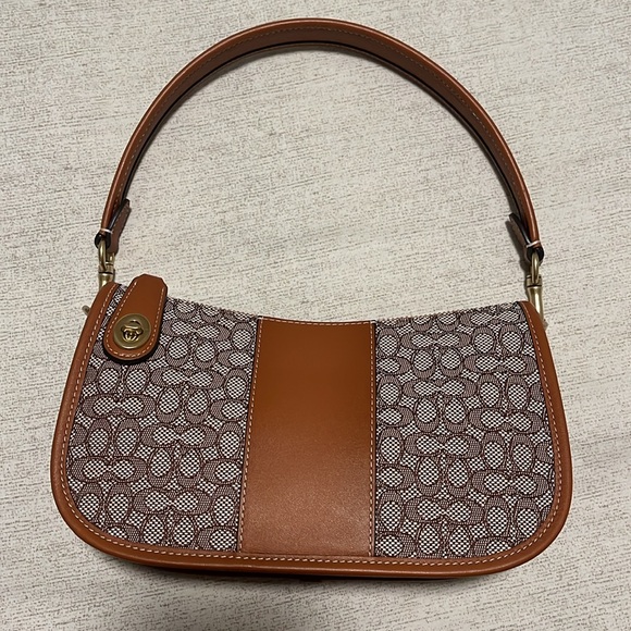 Coach Swinger - Picture 8 of 9